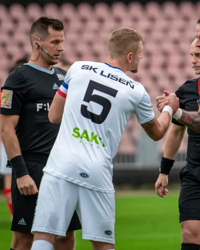 Kapitán SK Líšeň si před zápasem podává ruku s rozhodčím