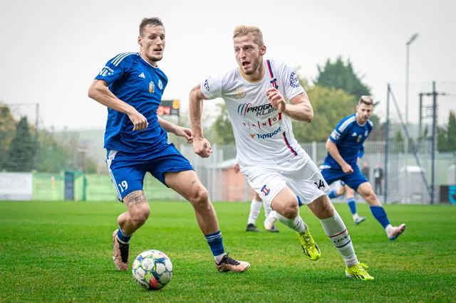Dva fotbalisté v souboji o míč v plném běhu
