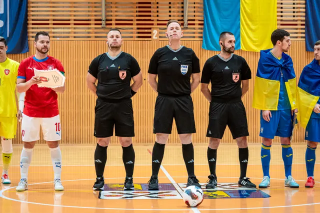 Rozhodčí a hráči při nástupu na mezinárodní futsalové utkání