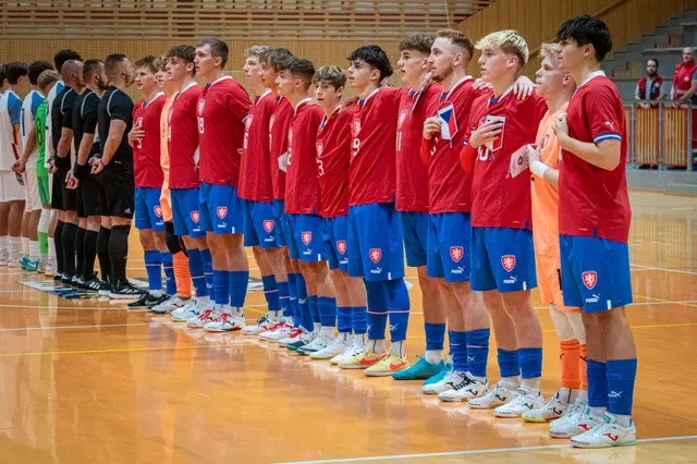 Futsalová reprezentace ČR v řadě při nástupu před utkáním