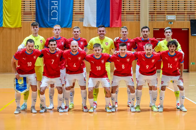 Týmová fotka futsalové reprezentace České republiky v hale