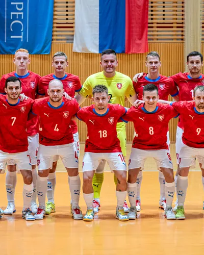 Týmová fotka futsalové reprezentace České republiky v hale