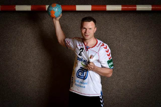 Studiový portrét házenkáře s míčem v ruce